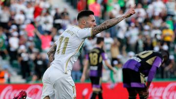 ELCHE, 11/03/2023.- El delantero del Elche Tete Morente (d) celebra tras marcar el gol del empate 1-1 durante el partido de Liga que el Elche y el Valladolid disputan este sábado en el estadio Martínez Valero de Elche. EFE / Manuel Lorenzo
