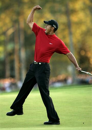 Tiger Woods celebrando en el hoyo 18 su victoria en el torneo Masters 2005 en el primer hoyo de un playoff de muerte súbita con Chris DiMarco