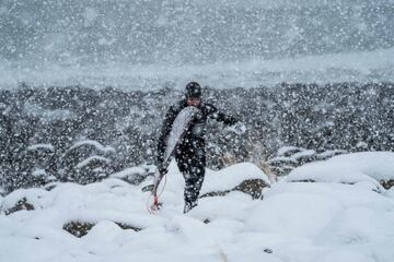 La nieve, la baja temperatura del agua... Nada detiene a estos surfistas que una temporada más disfrutan de la islas noruegas de Lofoten, en pleno Círculo Ártico.  