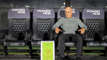 MONTEVIDEO, URUGUAY - MAY 08: Alfredo Arias coach of Peñarol looks on prior to a Torneo Apertura 2023 match between Peñarol and Racing on May 08, 2023 in Montevideo, Uruguay. (Photo by Ernesto Ryan/Agencia Gamba/Getty Images)