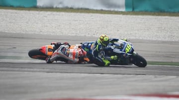 Patada de Rossi a Márquez en Malasia 2015.