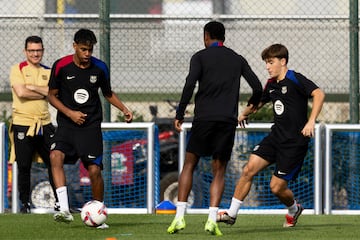 Lamine Yamal y Pablo Torre durante el entrenamiento. 
 
