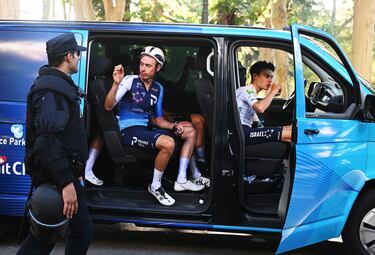 Jan Hirt en el coche de su equipo en la última etapa de hoy. 