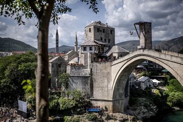 Steven LoBue desde la plataforma del puente Stari Most.