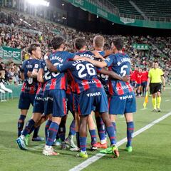 El Huesca sale a flote a costa de un Elche que se hunde