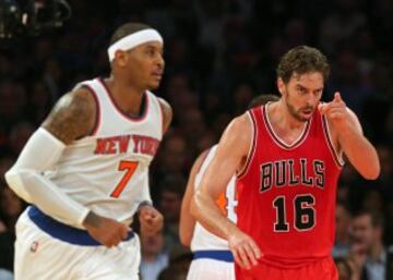 Pau Gasol agradece una asistencia tras anotar.