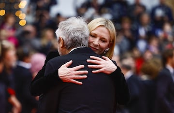 El director mexicano Alfonso Cuarón. saluda afectuosamente a la actriz Cate Blanchett.