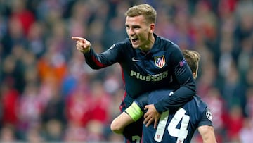 El jugador del Atlético Antoine Griezmann celebra con su compañero Gabi.