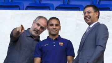 Zubizarreta, con Douglas y Bartomeu, uno de sus fichajes más comprometidos.