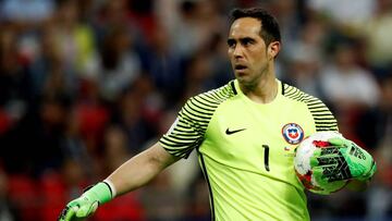 Claudio Bravo llega a 100 partidos como capitán de la Roja