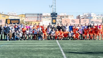 Los jugadores de ambos equipos, antes del partido.