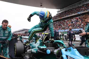 Fernando Alonso en la parrilla de salida durante el Gran Premio de China de Fórmula 1 en el Circuito Internacional de Shanghái.