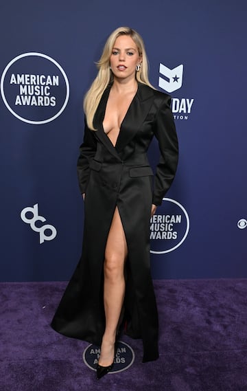 Renee Rapp posa en la alfombra roja de los American Music Awards 2025 celebrados en Las Vegas.