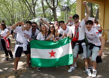 Un gran n迆mero de seguidores del equipo hispalense han viajado a la ciudad de Hungr赤a para disfrutar de la final de la Europa League ante la Roma.