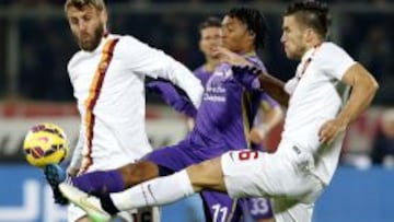 El colombiano Juan Guillermo Cuadrado (centro), disputa un bal&oacute;n con Daniele De Rossi (izquierda) y Kevin Strootman. 