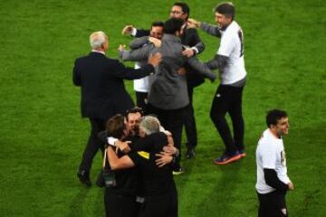 Los jugadores del Sevilla celebran su triunfo.