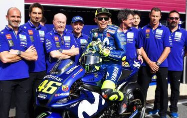 Valentino Rossi to race on into his 40s after signing new deal