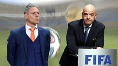 Van Basten, director t&eacute;cnico de desarrollo, y Gianni Infantino, presidente de la FIFA.