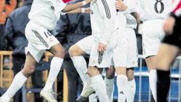 <b>PAREJA DE MODA</b>. Robinho, que se había estrenado como goleador del Madrid frente al Athletic en Liga, volvió a anotar contra los rojiblancos, esta vez por partida doble. También fue un gran día para Ramos.