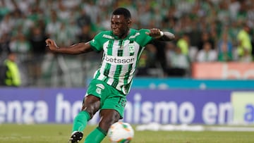 AME7006. MEDELLÍN (COLOMBIA), 22/12/2024.- Marino Hinestroza de Atlético Nacional patea un balón este domingo, en el partido de vuelta de la final de la Liga Profesional de Colombia entre Atlético Nacional y Deportes Tolima en el estadio Atanasio Girardot en Medellín (Colombia). EFE/ STR