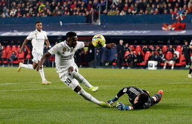 Gran parada de Sergio Herrera en el mano a mano con Vinicius Junior.