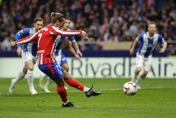 El delantero rojiblanco marca el 1-1 al Alavés desde el punto de penalti. 