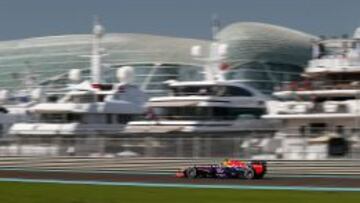 Vettel, en el impresionante escenario de Yas Marina. 