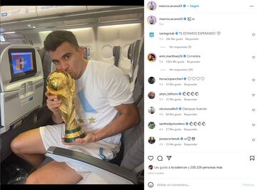 Argentina disfruta de la Copa del Mundo en el avión de vuelta a casa