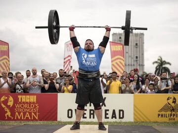 TOPSHOT - Matjaz Belsak of Slovenia lifts weights during the Max Overhead competition of the 2018 Worlds Strongest Man in Manila on May 5, 2018. / AFP PHOTO / NOEL CELIS / RESTRICTED TO EDITORIAL USE