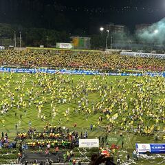 Hinchas de Bucaramanga invaden al terminar la final de ida