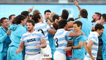 SYDNEY, AUSTRALIA - NOVEMBER 14: Pumas players celebrate after winning the 2020 Tri-Nations rugby match between the New Zealand All Blacks and the Argentina Los Pumas at Bankwest Stadium on November 14, 2020 in Sydney, Australia. (Photo by Mark Kolbe/Gett