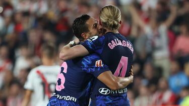 Koke abraza a Gallagher tras marcar el inglés el 1-1 ante el Rayo Vallecano.