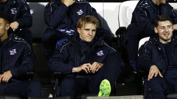 Martin Odegaard, en el banquillo del Heerenveen durante el partido contra el Heracles Armelo. 