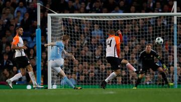 Soccer Football - Champions League - Manchester City vs Shakhtar Donetsk - Etihad Stadium, Manchester, Britain - September 26, 2017   Manchester City&#039;s Kevin De Bruyne scores their first goal    Action Images via Reuters/Lee Smith