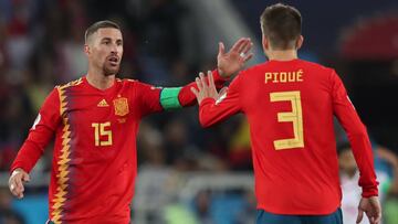 Sergio Ramos felicita a Piqué durante el partido ante Marruecos.