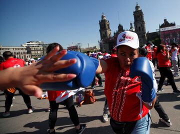 La plancha del Zócalo de Ciudad de México acogió una clase masiva de boxeo y, por segundo año consecutivo, se batió un récord mundial con más de 30.000 alumnos. El acto contó con la presencia de los campeones Julio César Chávez, Jaime Minguía o Humberto González, así como la del presidente del Consejo Mundial de Boxeo, Mauricio Sulaimán