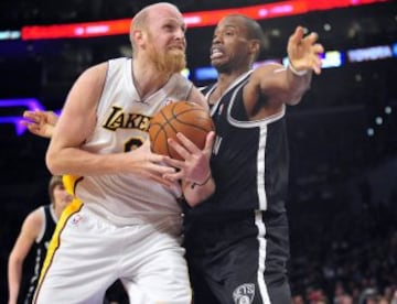 Jason Collins defiende a Chris Kaman. 