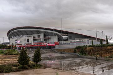 El aviso de la AEMET de alerta roja por previsión de lluvias torrenciales en Madrid obligó a suspender el encuentro entre el Atlético de Madrid y el Sevilla. Descubre en esta galería cómo se encuentra las inmediaciones del estadio.