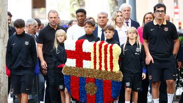 El presidente del FC Barcelona, Joan Laporta (c), el entrenador del primer equipo masculino, Hansi Flick (i), los jugadores Alexia Putella (3d) y Alejandro Balde (2i), y representantes de las distintas secciones del club azulgrana, durante la tradicional ofrenda floral en el monumento a Rafael Casanova con motivo de la Diada Nacional de Cataluña por parte del FC Barcelona, la primera Diada del 11 de Septiembre desde la llegada del socialista Salvador Illa a la presidencia de la Generalitat,