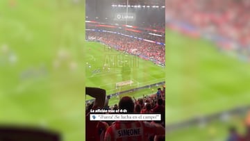 La afición rojiblanca grita “fuera, fuera” y expresa su inconformismo tras el 4-0 contra el Benfica en Lisboa por la Champions League.