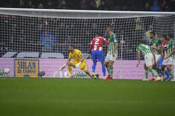 El jugador del Betis, Pezzella, marca en el 62' en propia puerta el 2-0 para los rojiblancos.