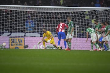 El jugador del Betis, Pezzella, marca en el 62' en propia puerta el 2-0 para los rojiblancos. 