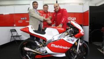 Aspar con los responsables de Mahindra.