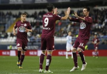 El delantero portugués del Deportivo de La Coruña Helder Postiga es felicitado por su compañero Isaac Cuencatras marcar ante el Málaga.1-1