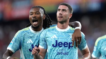 Soccer Football - Serie A - Genoa v Juventus - Stadio Comunale Luigi Ferraris, Genoa, Italy - August 31, 2025 Juventus's Dusan Vlahovic celebrates scoring their first goal with Khephren Thuram REUTERS/Matteo Ciambelli