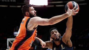 GRAF452. VALENCIA, 11/01/2017.- El pívot montenegrino del Valencia Basket Bojan Dubljevic (i) lucha por el rebote con el pivot estadounidense del Fenerbahce Dogus Jason Thompson en partido de Euroliga disputado esta noche en la Fuente de San Luis.