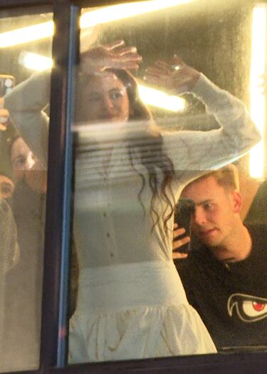 Rosalía durante el lanzamiento de su cuarto álbum, ‘Lux’
en la plaza de Callao saluda a las decenas de personas presentes en la plaza madrileña.