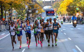 El grupo de corredores de élite masculino corren por la 1st Avenue en Manhattan.