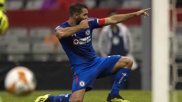 Los cementeros aprovecharon el hombre de m&aacute;s en la cancha y se impusieron en el Estadio Azteca gracias a los goles de Milton Caraglio y Mart&iacute;n Cauteruccio.