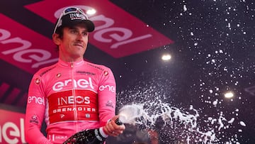 El ciclista británico Geraint Thomas celebra con la botella de champán en el podio tras una etapa como líder del Giro de Italia 2023.